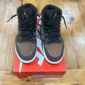 Air Jordan Chocolate’s in mint condition. Only worn a handful of times. Size 5Y.